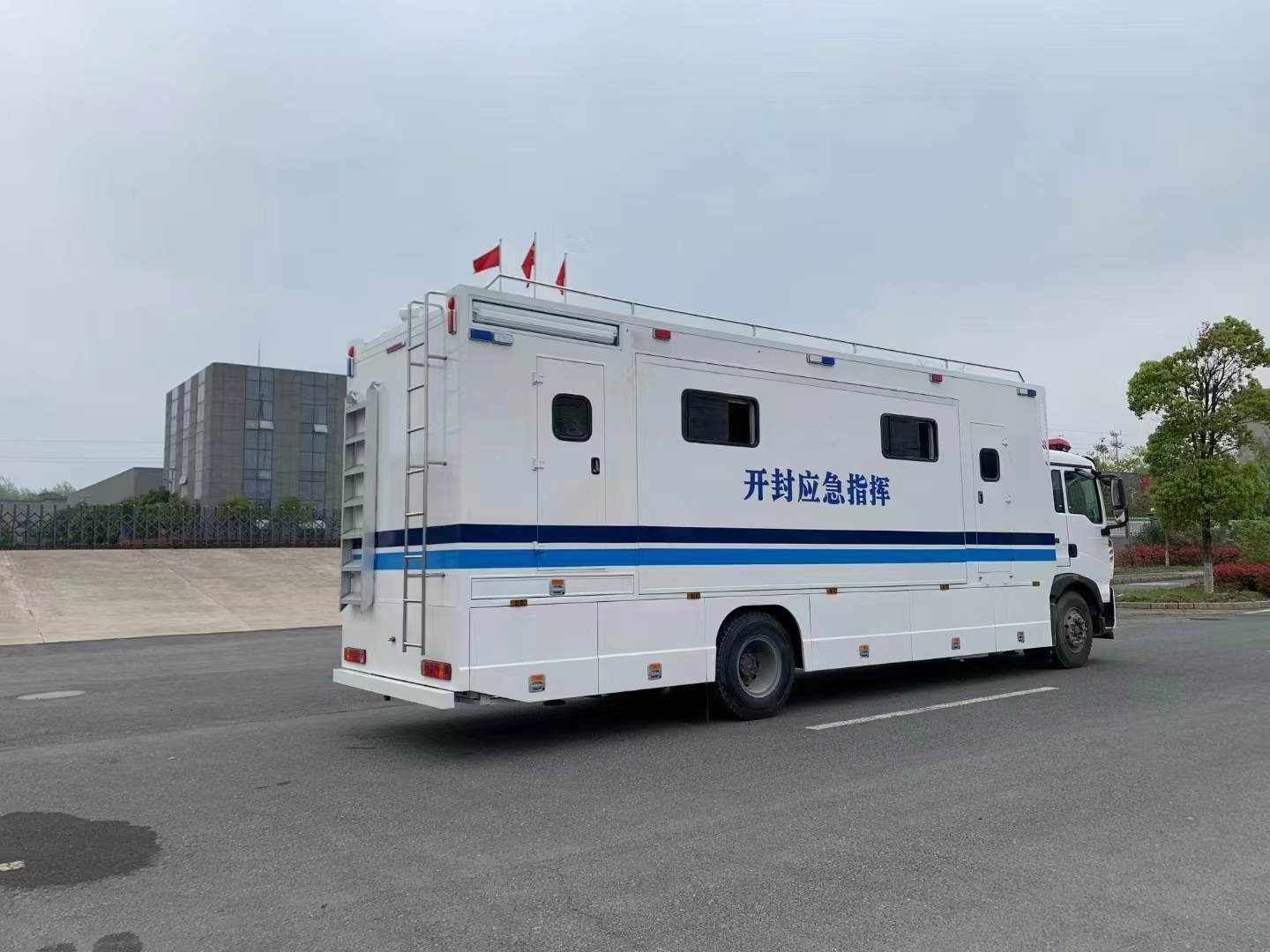 重汽汕德卡 打造應(yīng)急救援指揮的移動(dòng)堡壘